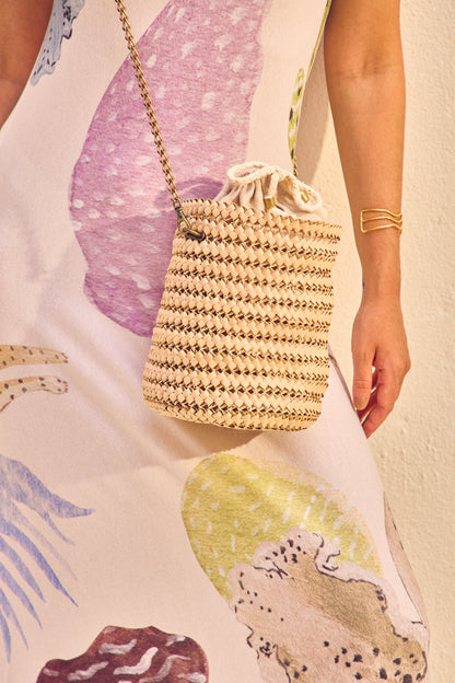 Feita com materiais naturais e produção artesanal, essa bolsa de palha Trancoso é a escolha perfeita para quem ama moda sustentável. Leve, versátil e cheia de personalidade, ela é um must-have para o verão!