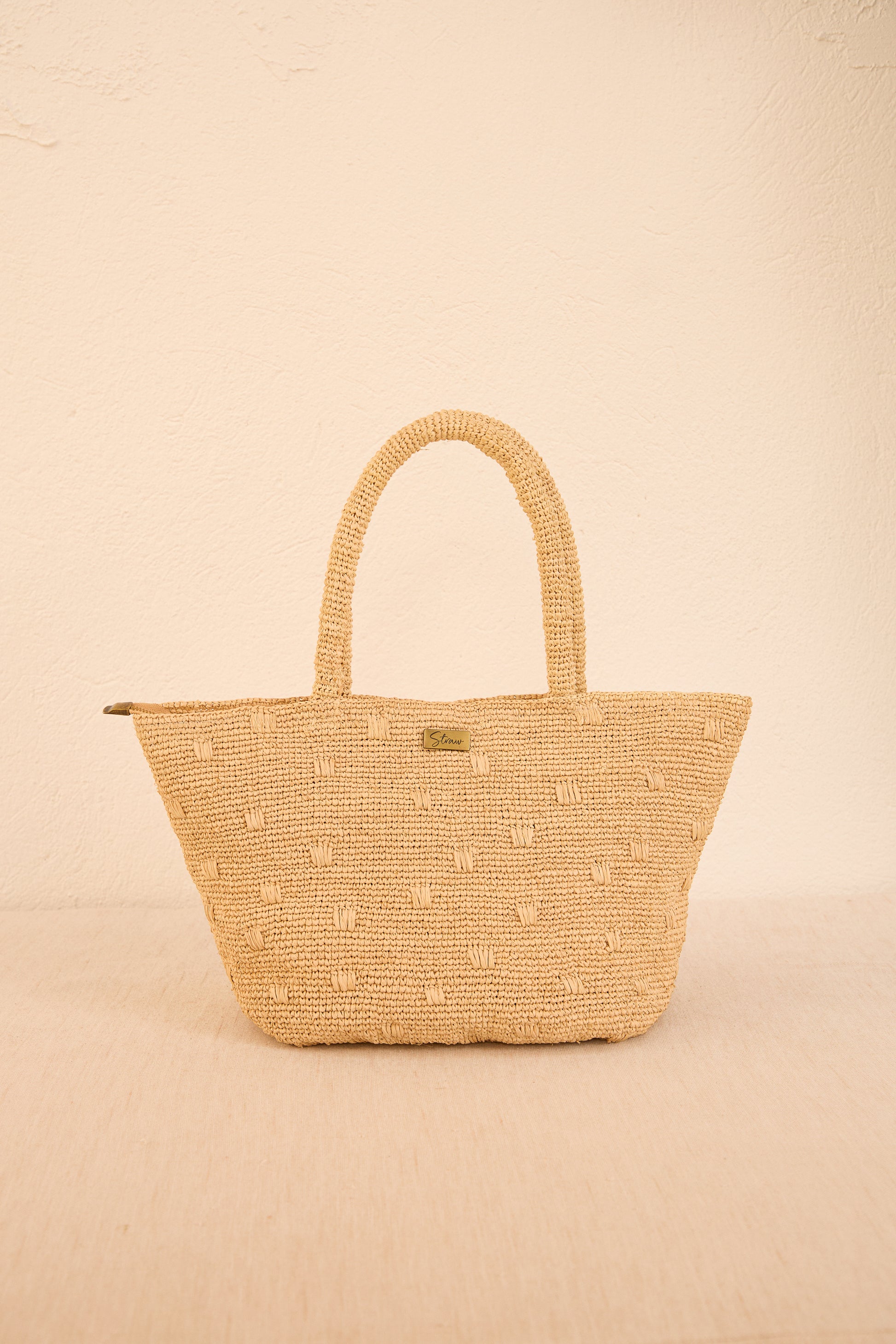 Bolsa de palha natural 'Gota' em formato orgânico, design rústico, perfeita para looks veraniegos e descontraídos.
