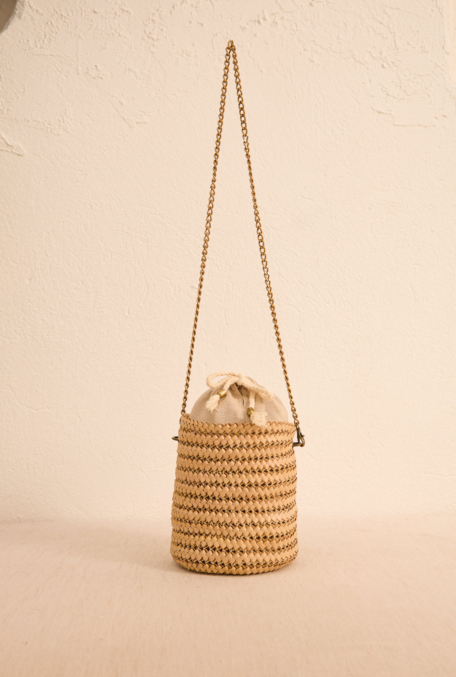 Leve o charme da Bahia para onde você for! Nossa bolsa de palha Trancoso é artesanal, resistente e perfeita para looks despojados. Ideal para praia, festivais ou um passeio no fim de semana. Combina com tudo e carrega o essencial com estilo