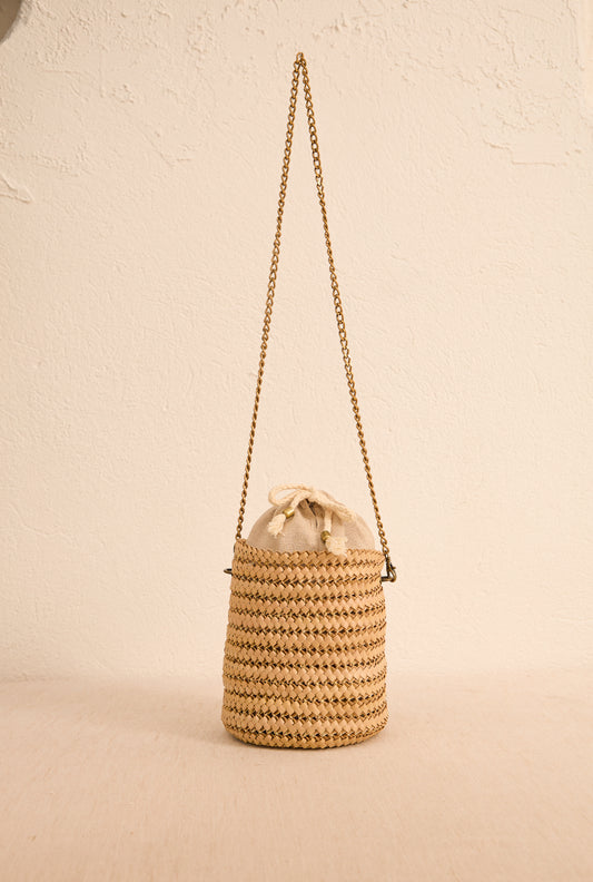 Leve o charme da Bahia para onde você for! Nossa bolsa de palha Trancoso é artesanal, resistente e perfeita para looks despojados. Ideal para praia, festivais ou um passeio no fim de semana. Combina com tudo e carrega o essencial com estilo