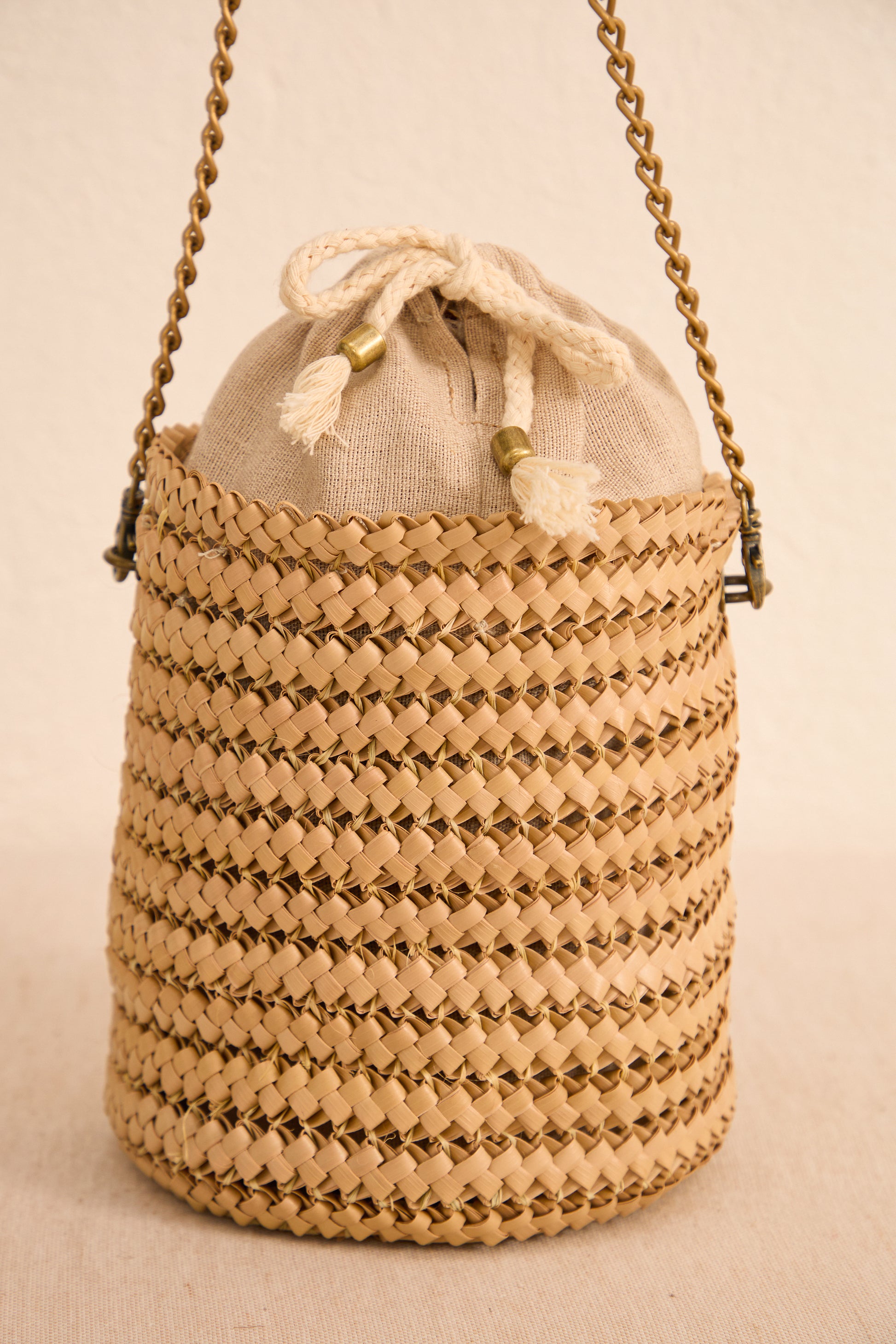 A bolsa trancoso de palha traz um toque boho-chic ao seu visual. Com detalhes encantadores e um design único, ela é perfeita para completar looks de verão com muito charme!