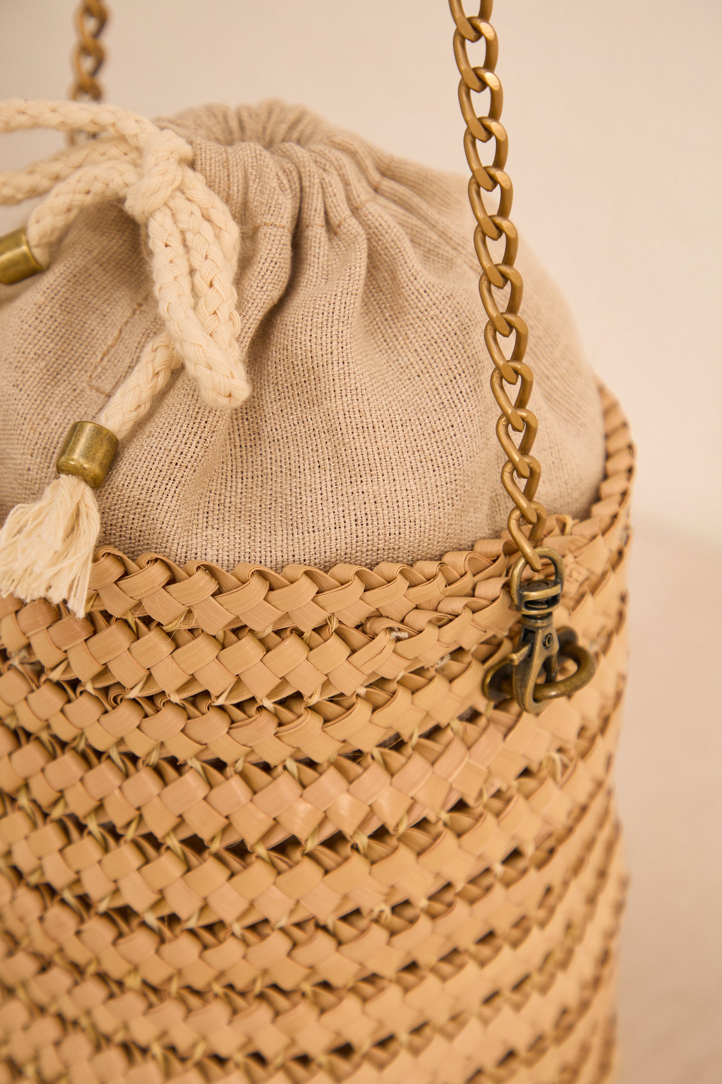 Eleve seu estilo com essa bolsa de palha Trancoso, que mistura sofisticação e vibe descolada. Perfeita para compor produções elegantes ou looks relax, ela é um acessório versátil e atemporal para qualquer ocasião.