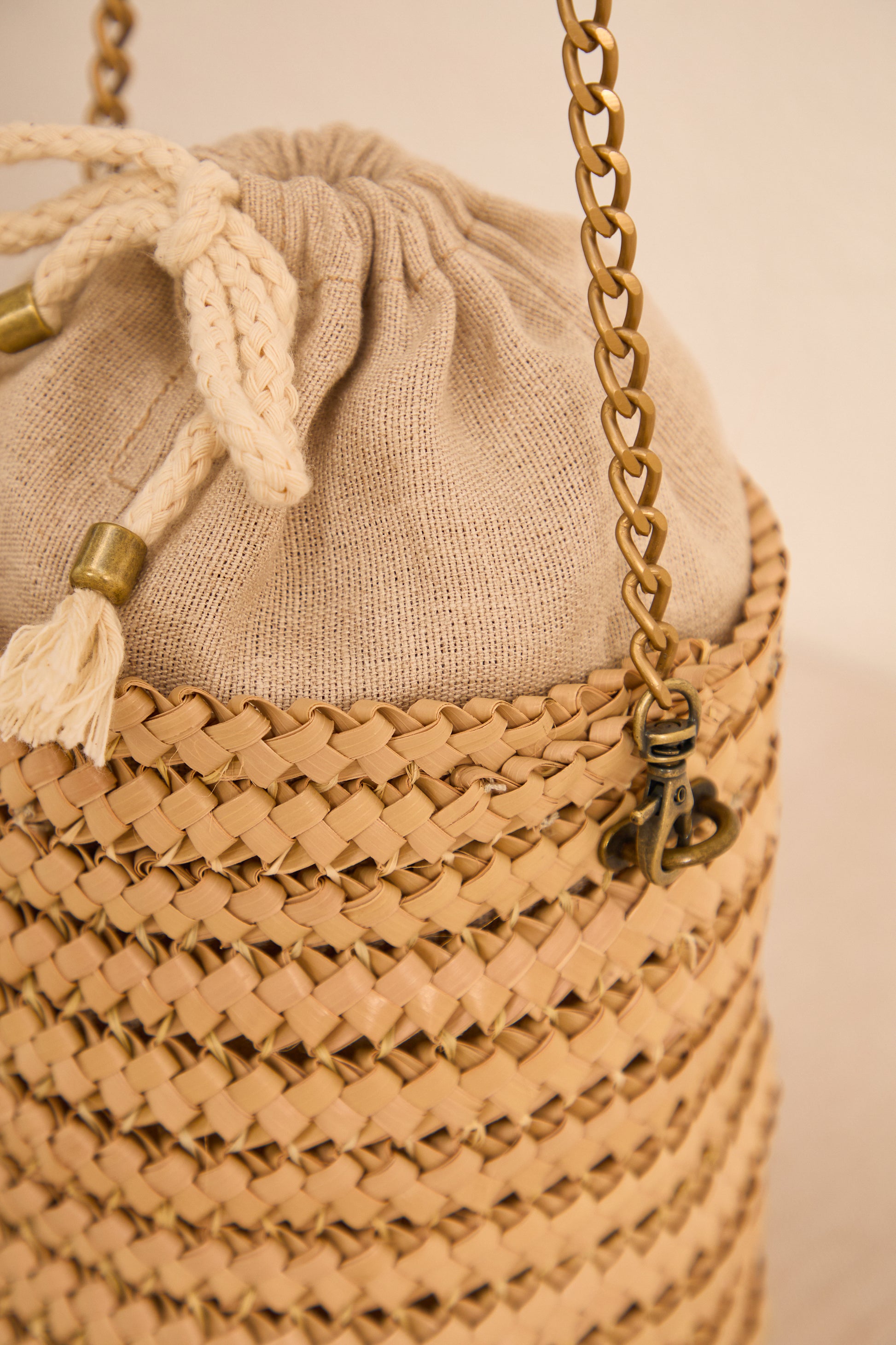 Eleve seu estilo com essa bolsa de palha Trancoso, que mistura sofisticação e vibe descolada. Perfeita para compor produções elegantes ou looks relax, ela é um acessório versátil e atemporal para qualquer ocasião.
