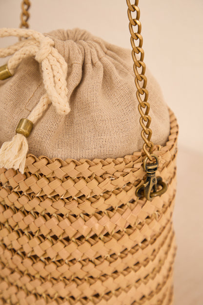 Eleve seu estilo com essa bolsa de palha Trancoso, que mistura sofisticação e vibe descolada. Perfeita para compor produções elegantes ou looks relax, ela é um acessório versátil e atemporal para qualquer ocasião.